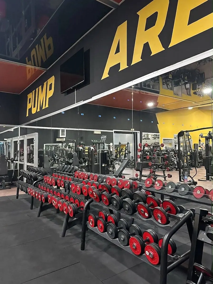 Le plateau de musculation Pump Arena sous l'enseigne, avec les racks de disques