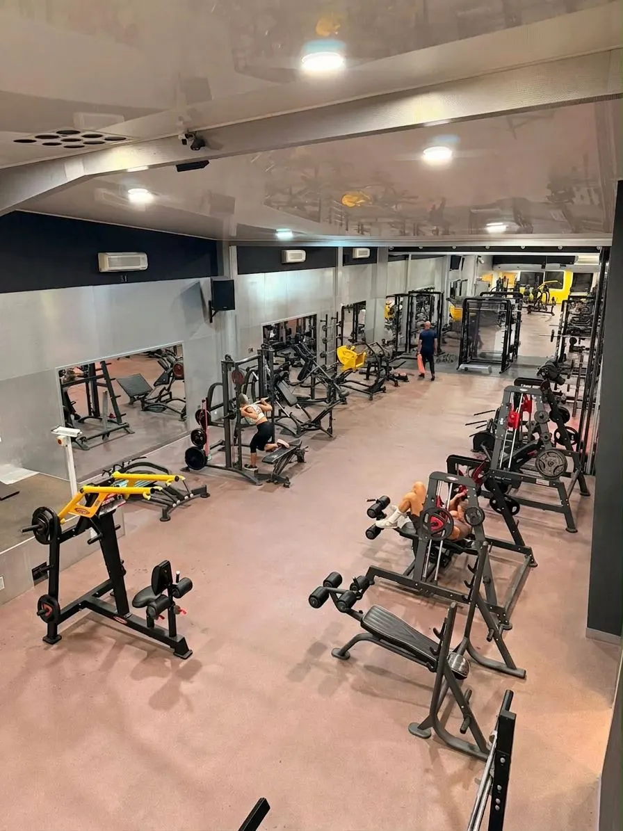 Vue d'ensemble du plateau de musculation et des bancs de Pump Arena